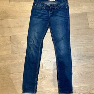 Levi’s semi curve low rise skinny jeans.